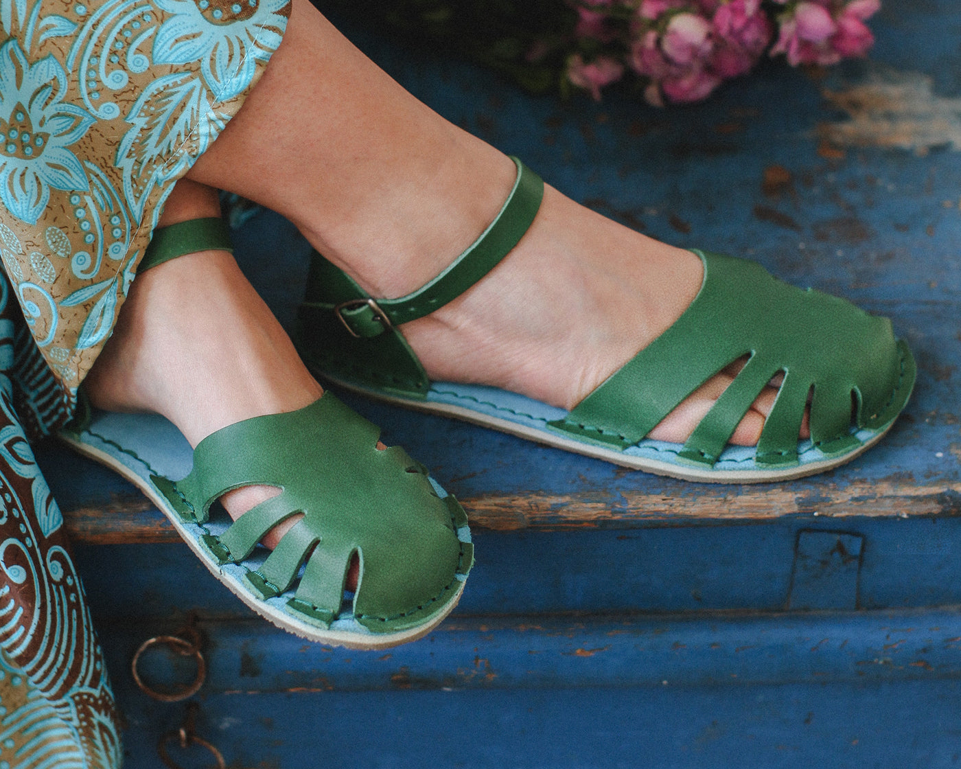 Monstera Volanato - Avocado barefoot sandals with natural foot shape