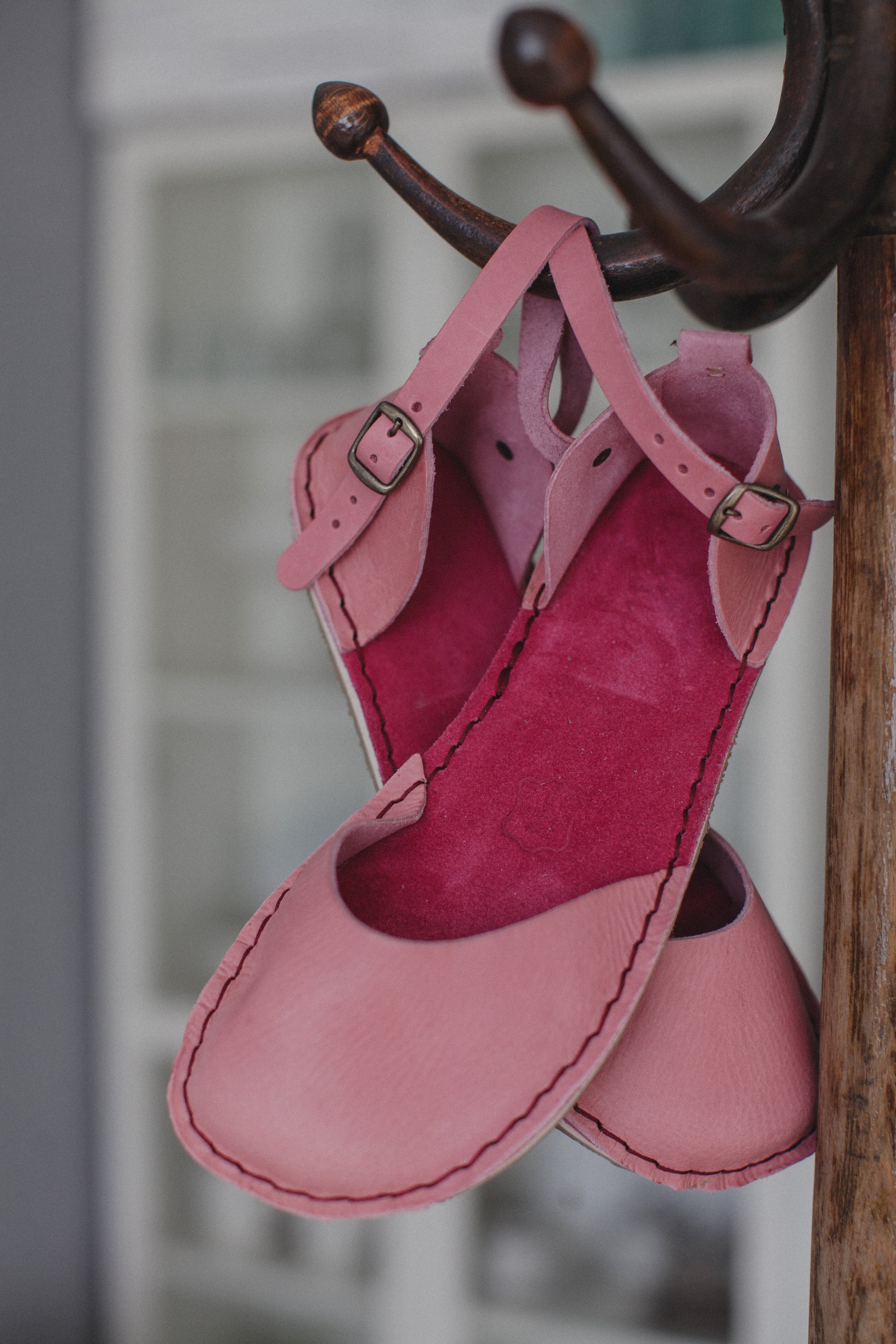 vegetable tanned leather detail barefoot sandals